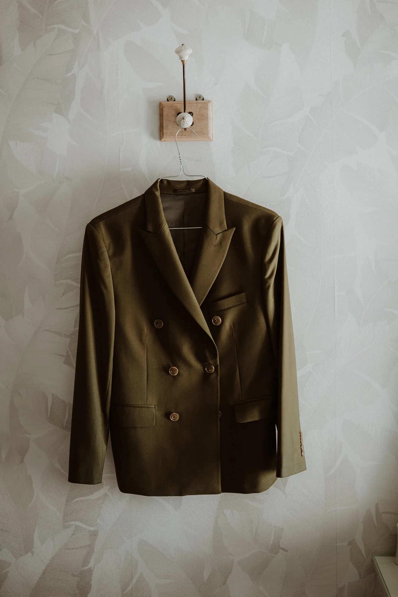 La veste du marié suspendue avant la cérémonie, détail élégant — mariage Thiers Clermont-Ferrand, ANtO photographe