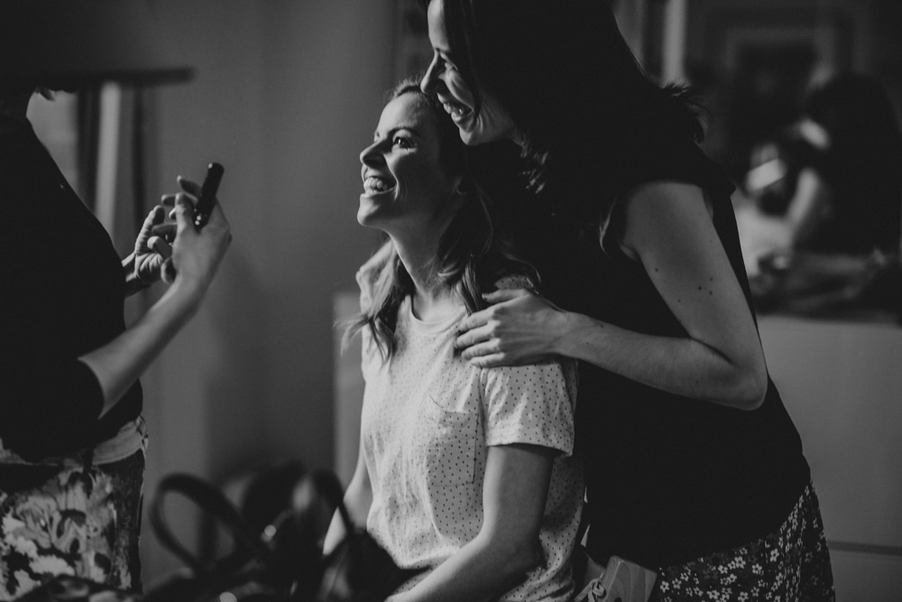 Préparatifs de Karolina avant le mariage folk à Bâle — ANtO photographe mariage Auvergne 2022