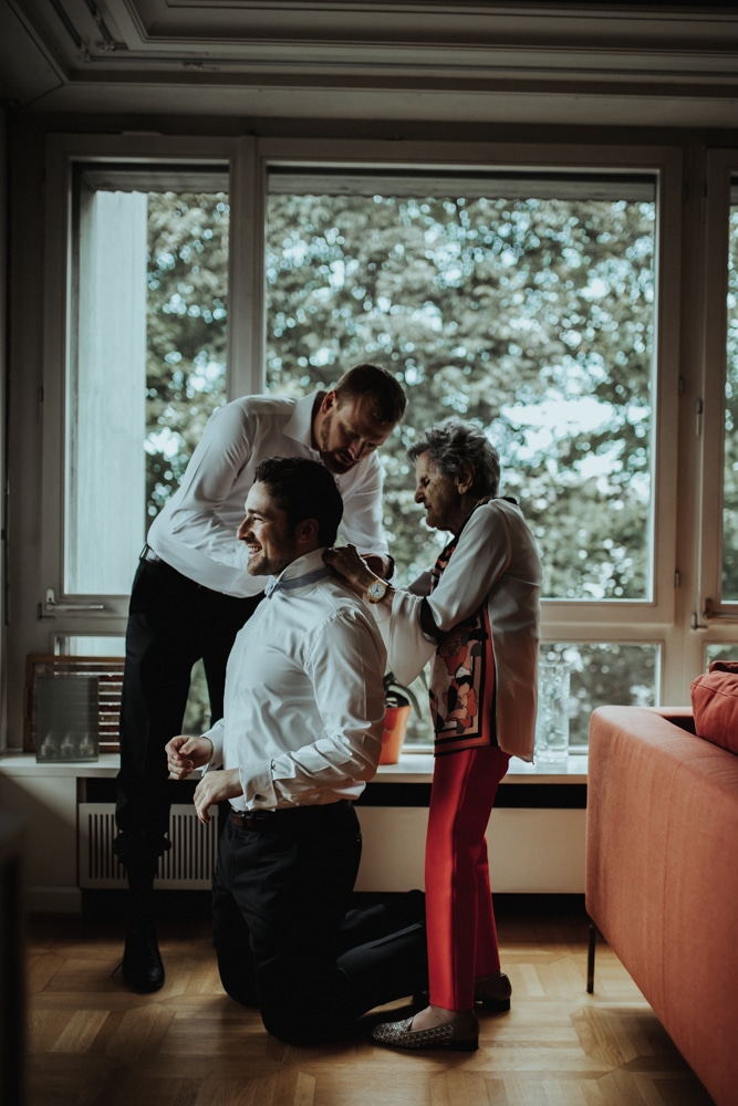 Préparatifs du marié David avant le mariage folk à Bâle — ANtO photographe mariage 2022