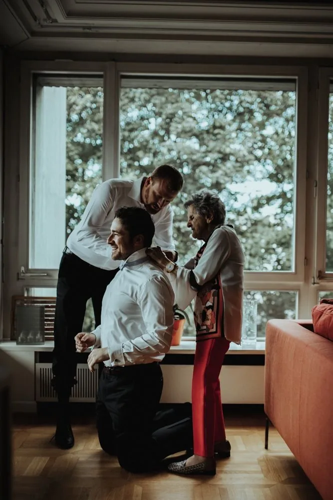 Préparatifs du marié David avant le mariage folk à Bâle