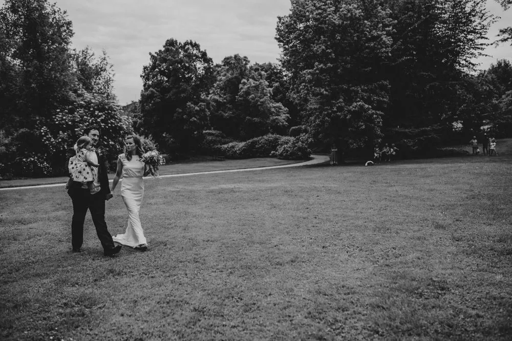 Karolina & David prêts pour le mariage folk dans les jardins de Bâle