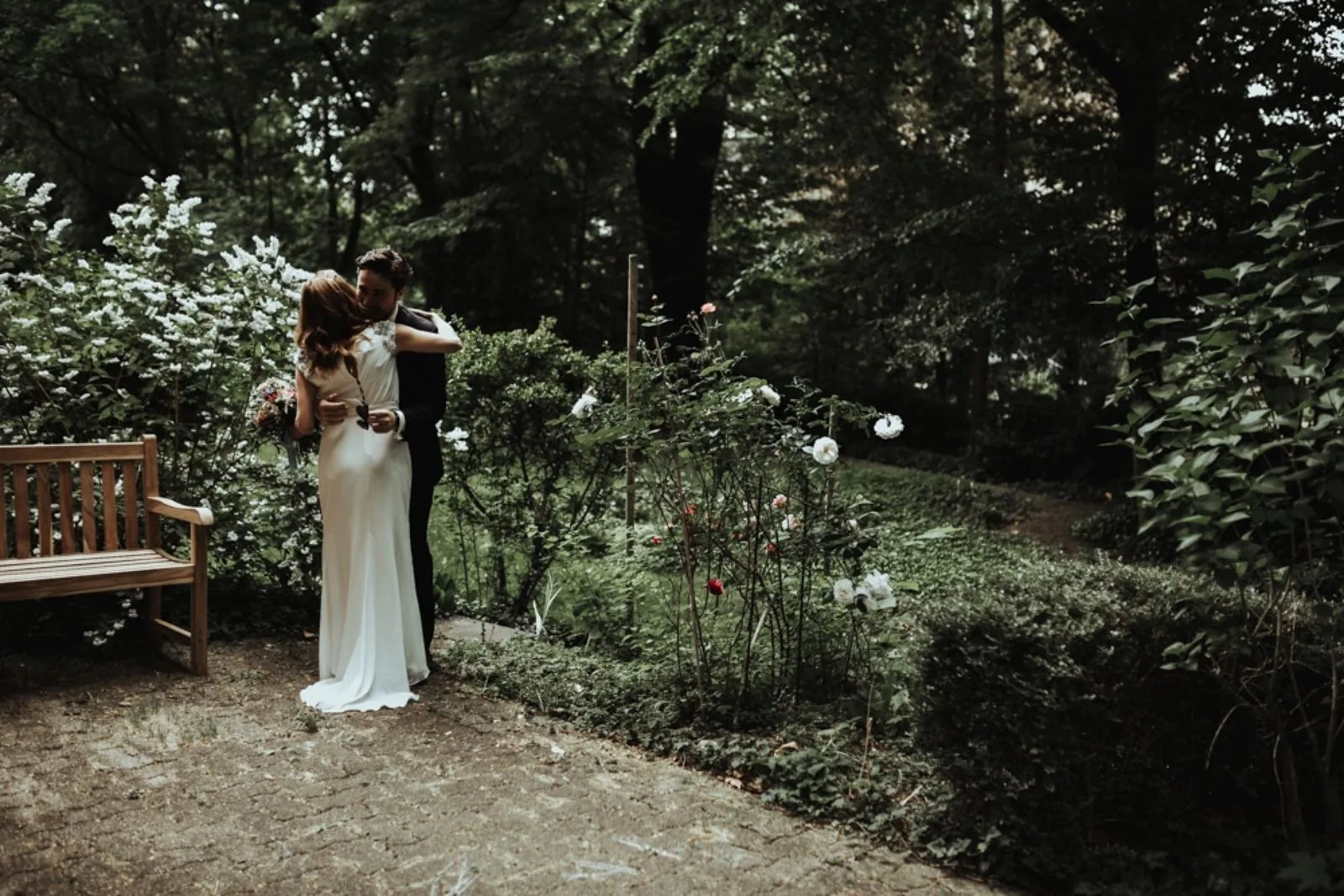 Jardins de Bâle avant la cérémonie folk — mariage Karolina & David 2022