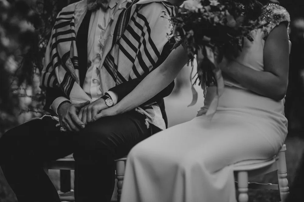 Cortège vers la cérémonie dans les jardins de Bâle — mariage folk Karolina & David 2022