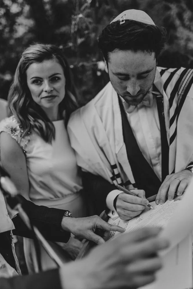 Regards complices lors de la cérémonie folk — mariage Karolina & David, jardins de Bâle 2022