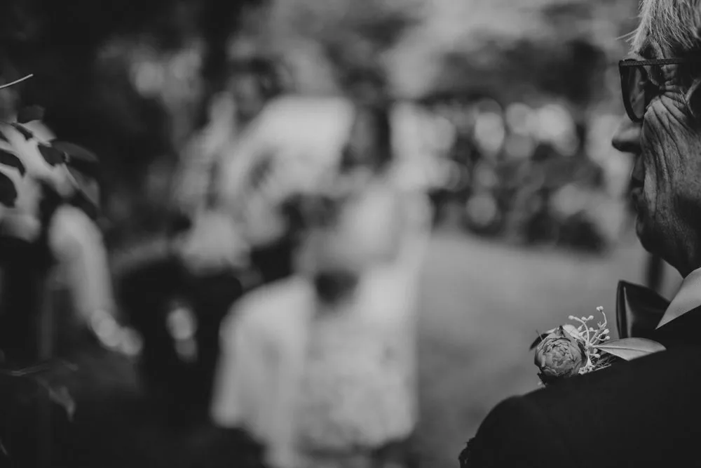 Mains des mariés lors de la cérémonie — mariage folk Bâle Suisse 2022