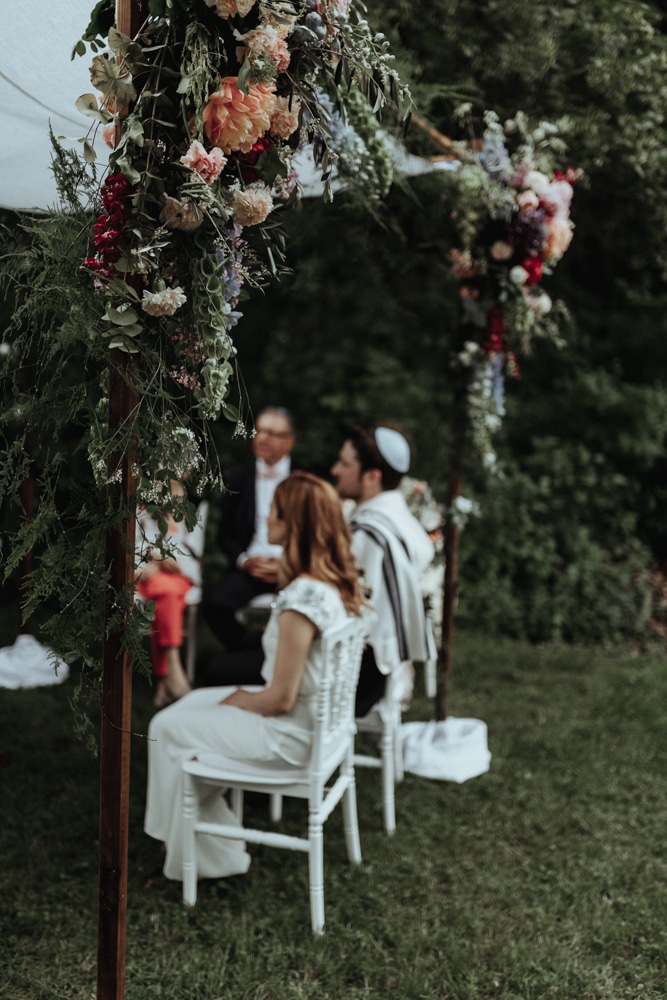 Émotion des invités pendant la cérémonie folk — Karolina & David, jardins de Bâle 2022 · ANtO photographe
