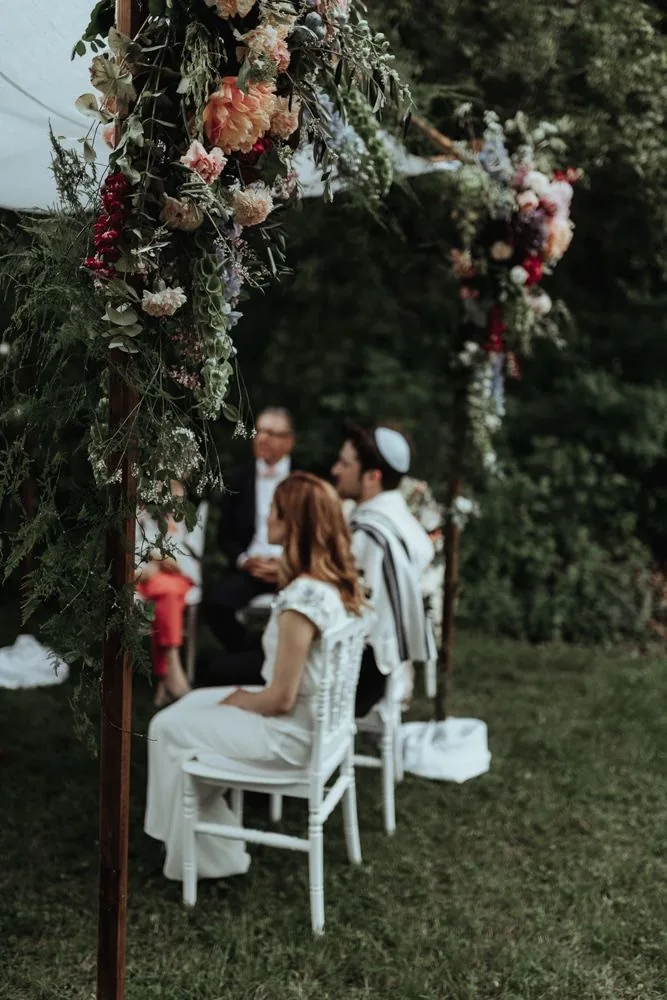 Émotion des invités pendant la cérémonie folk — Karolina & David, jardins de Bâle 2022