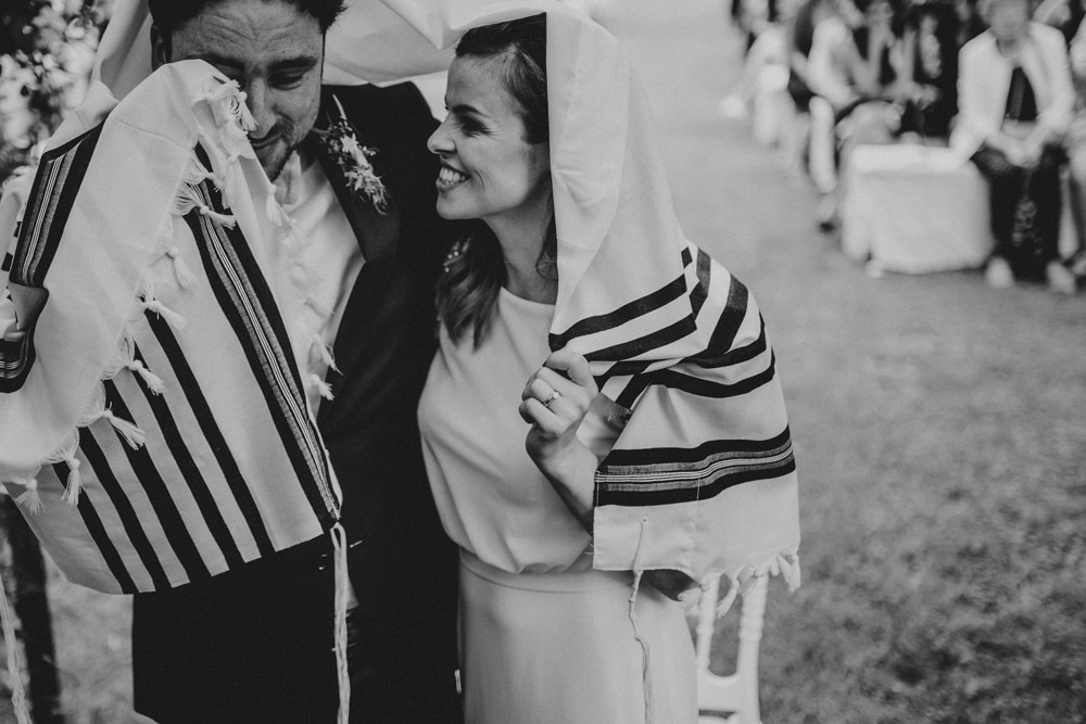 Moment intime pendant la cérémonie folk en plein air — Karolina & David, Bâle Suisse 2022 · ANtO photographe