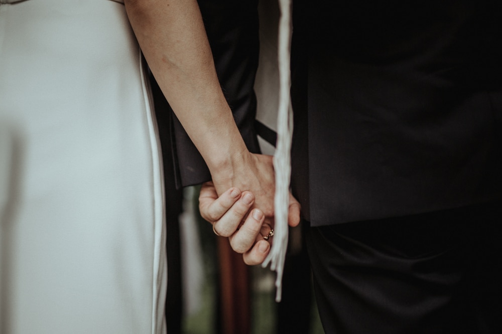 Karolina & David lors de leur cérémonie folk dans les jardins de Bâle — ANtO photographe mariage Auvergne 2022