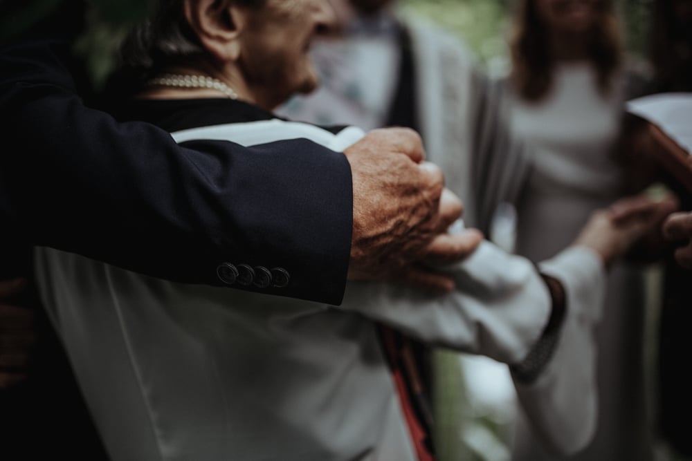 Premier baiser des mariés lors de la cérémonie folk — jardins de Bâle, Suisse 2022 · ANtO photographe mariage
