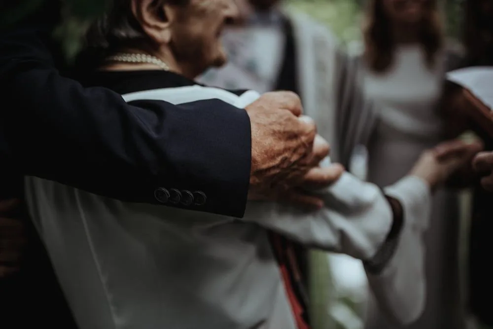 Premier baiser des mariés lors de la cérémonie folk — jardins de Bâle, Suisse 2022