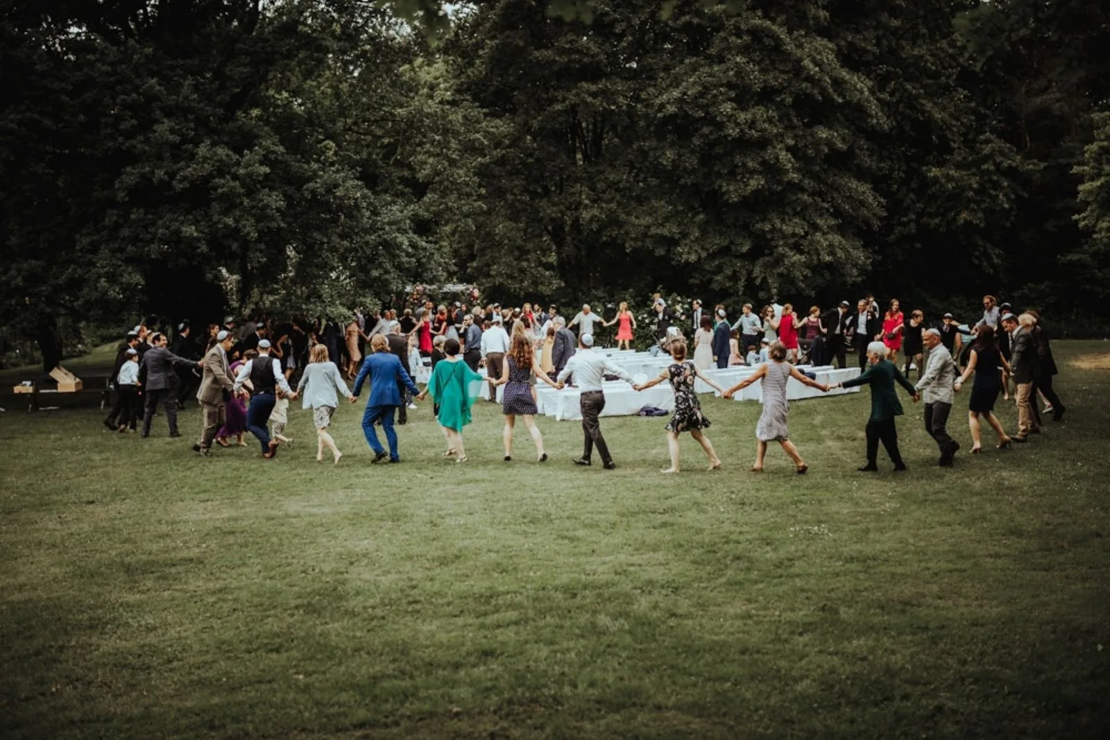 Sortie de cérémonie folk dans les jardins de Bâle — mariage Karolina & David 2022