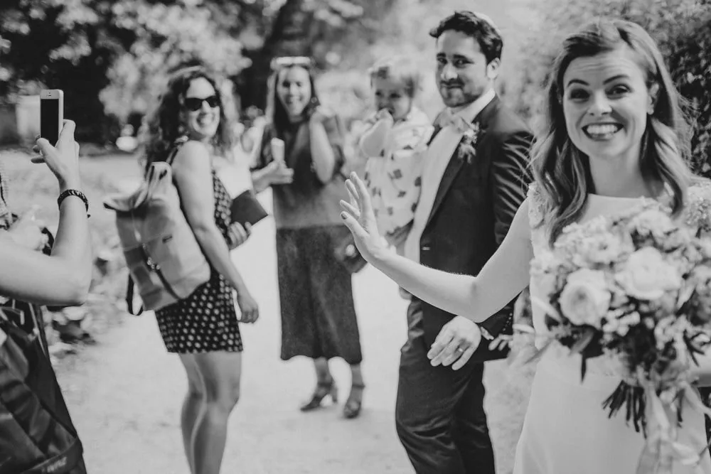 Joie des invités après la cérémonie folk — mariage Karolina & David, Bâle Suisse 2022