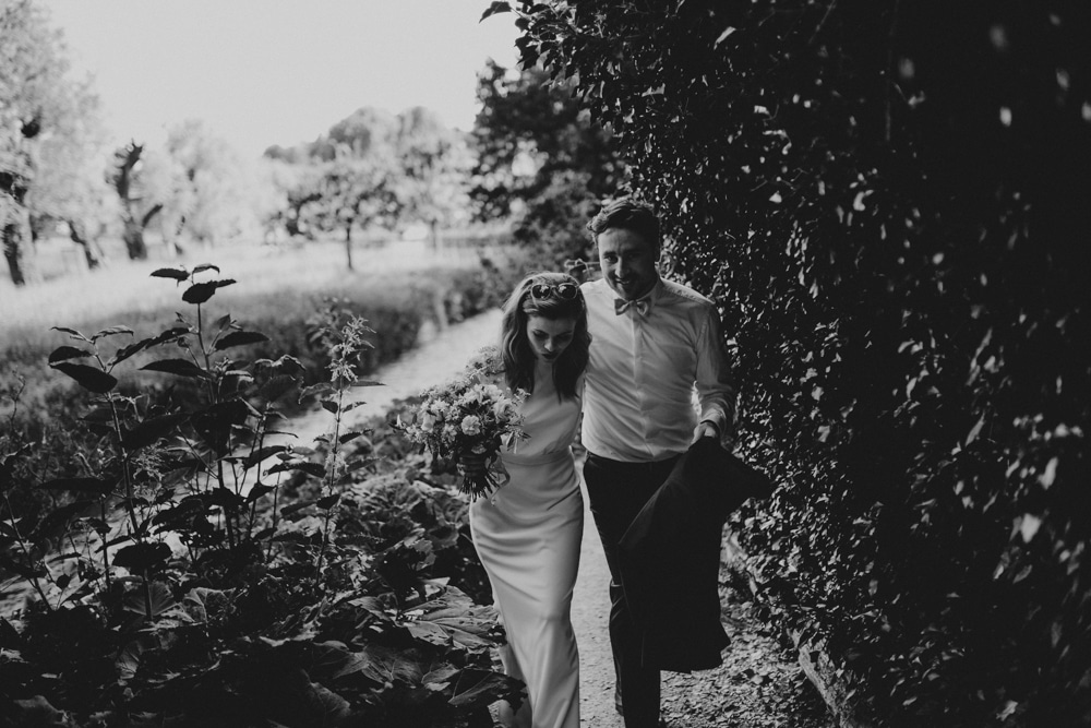 Portrait romantique de Karolina & David dans les jardins de Bâle — mariage folk 2022 · ANtO photographe mariage