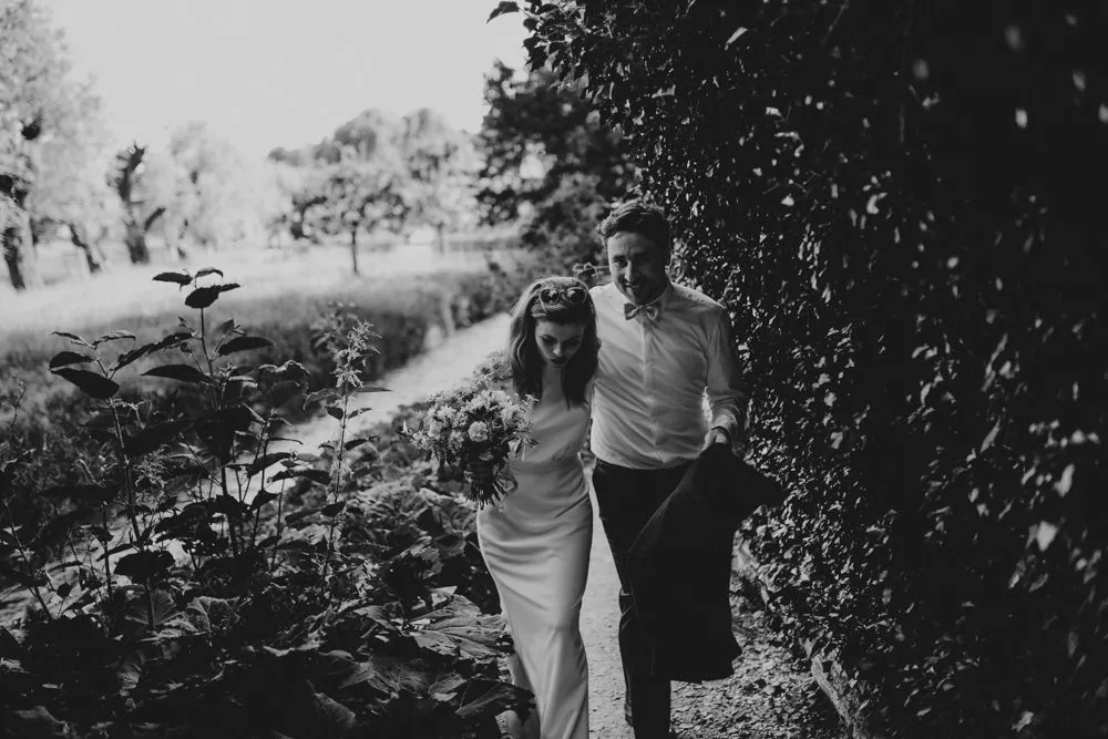 Portrait romantique de Karolina & David dans les jardins de Bâle — mariage folk 2022