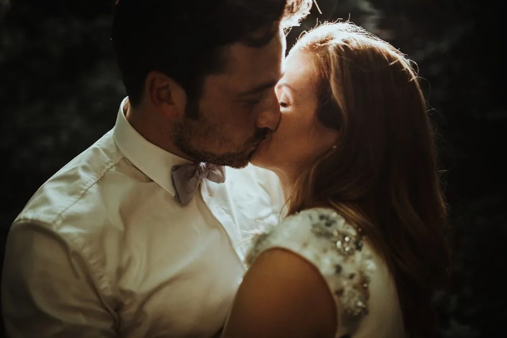 Karolina & David dans les jardins de Bâle après la cérémonie — mariage folk 2022