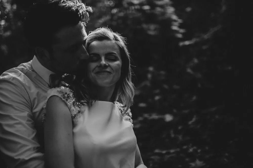 Rires et joie à la fête du mariage folk — jardins de Bâle, Suisse 2022