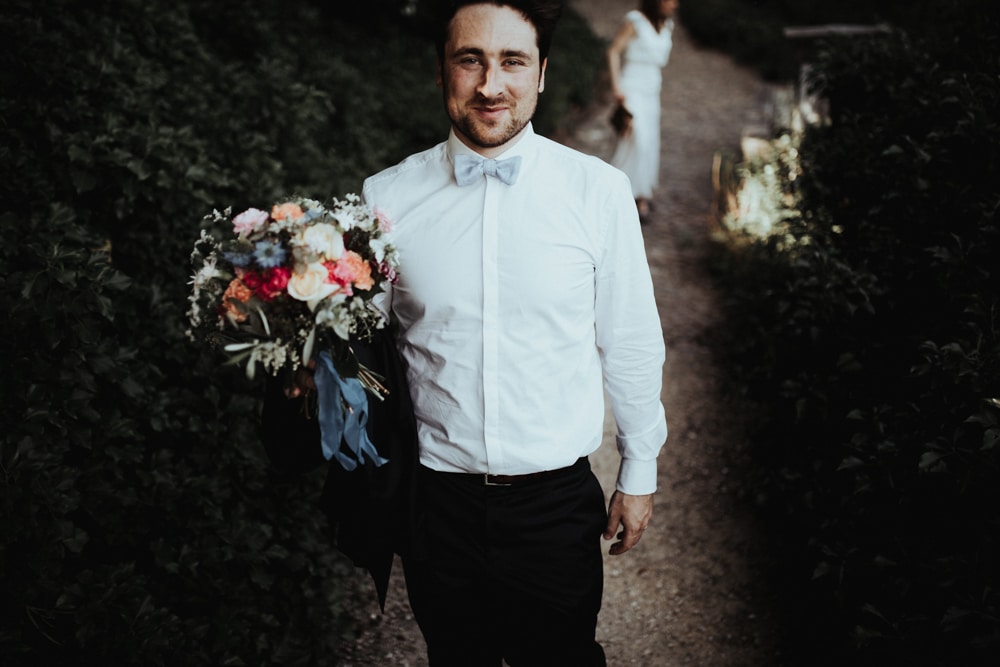Invités en fête lors du mariage folk — jardins de Bâle, Suisse 2022 · ANtO photographe mariage Auvergne