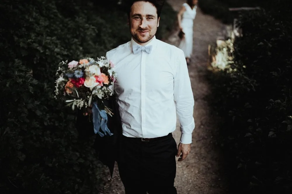 Invités en fête lors du mariage folk — jardins de Bâle, Suisse 2022