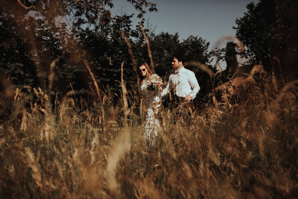 Invités qui dansent lors du mariage folk — jardins de Bâle, Karolina & David 2022 · ANtO photographe mariage