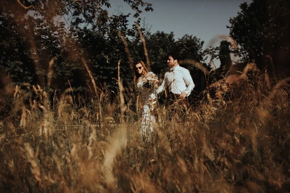 Invités qui dansent lors du mariage folk — jardins de Bâle, Karolina & David 2022