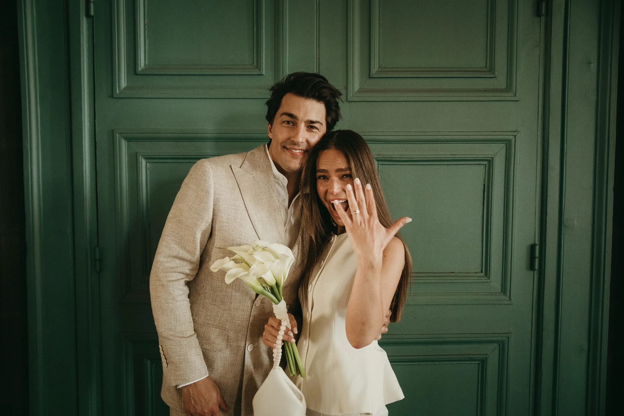 Les mariés enlacés après la cérémonie civile