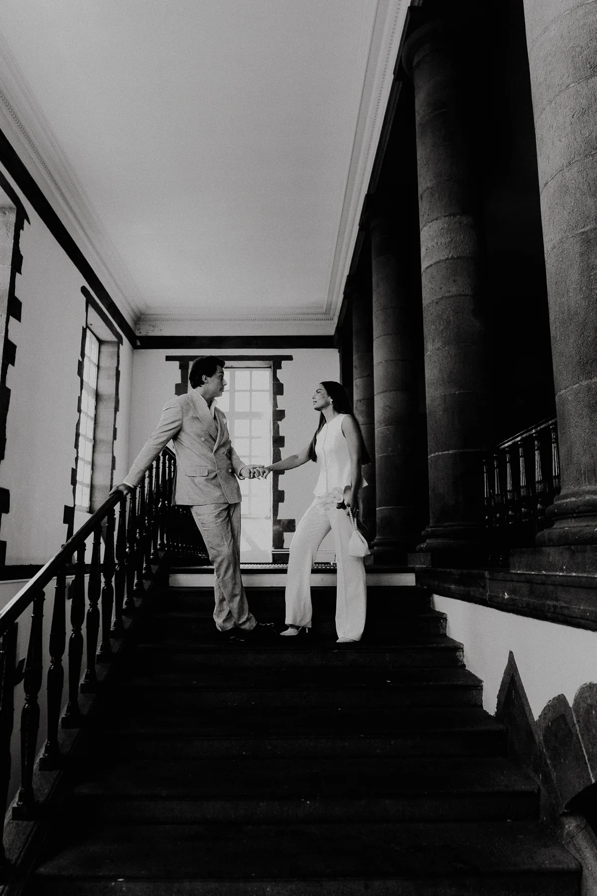 Escalier de l'hôtel de ville en noir et blanc