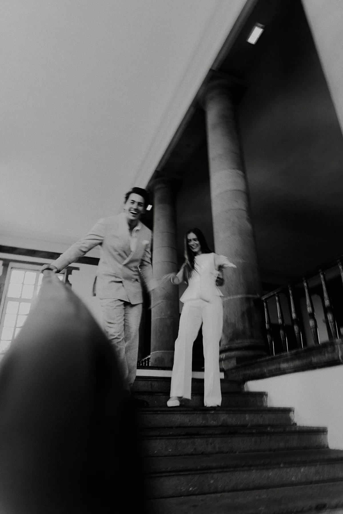 Les mariés dans l'escalier de la mairie de Clermont-Ferrand
