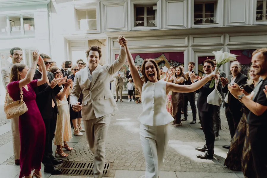 Mariage civil à la mairie de Clermont-Ferrand — sortie sous la haie d'honneur