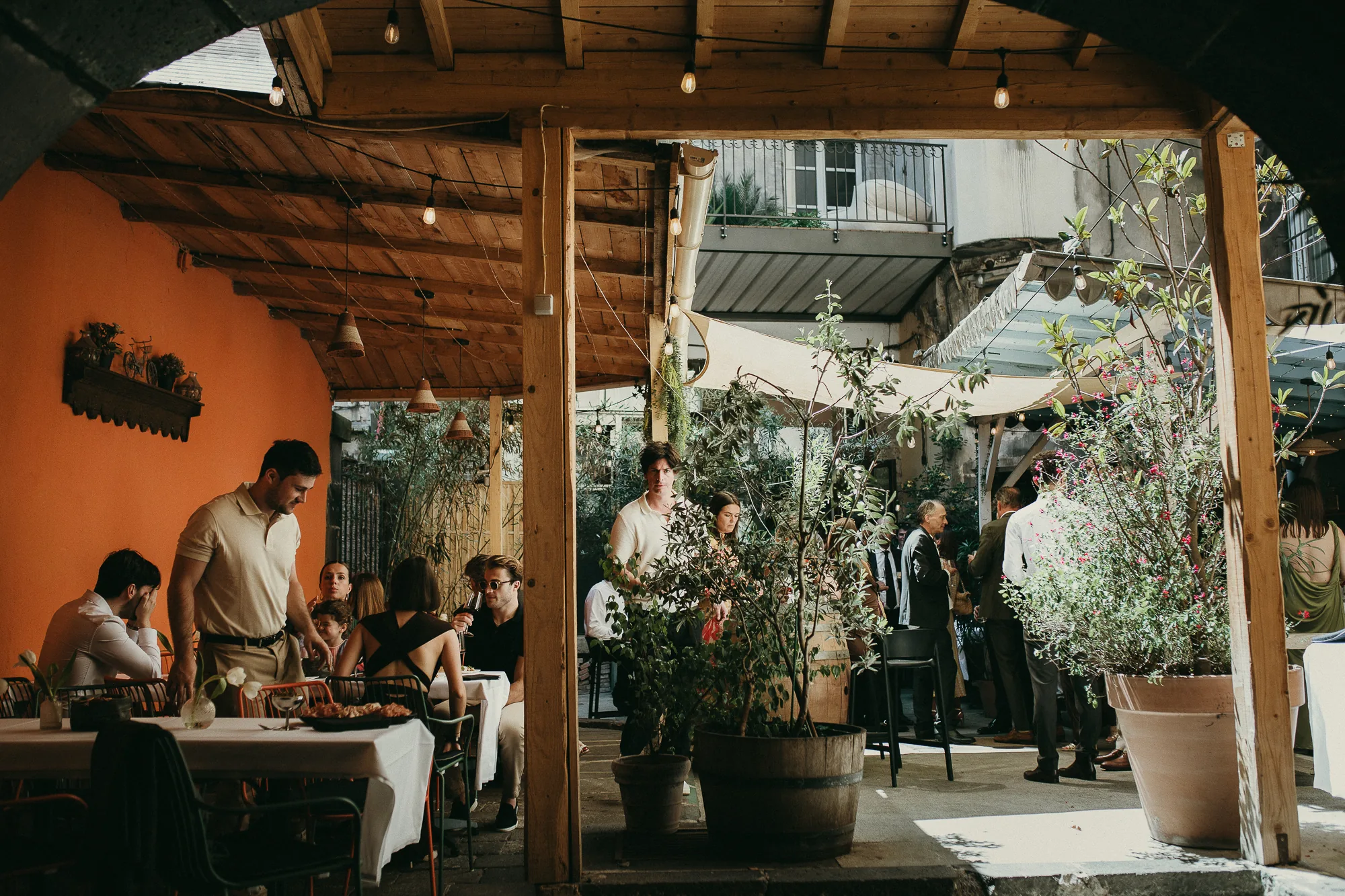 Cocktail en terrasse après le mariage civil à Clermont-Ferrand
