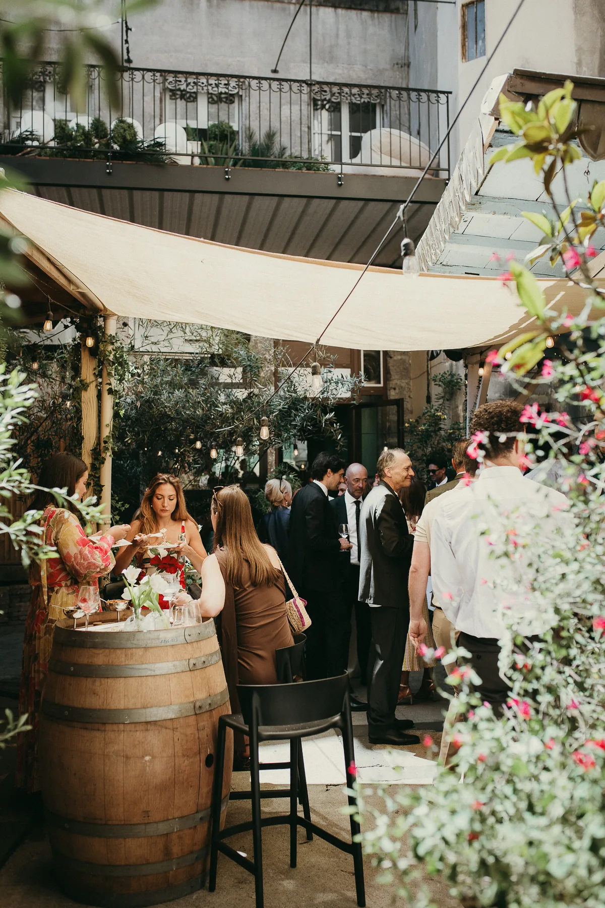 Verre partagé en terrasse après la cérémonie