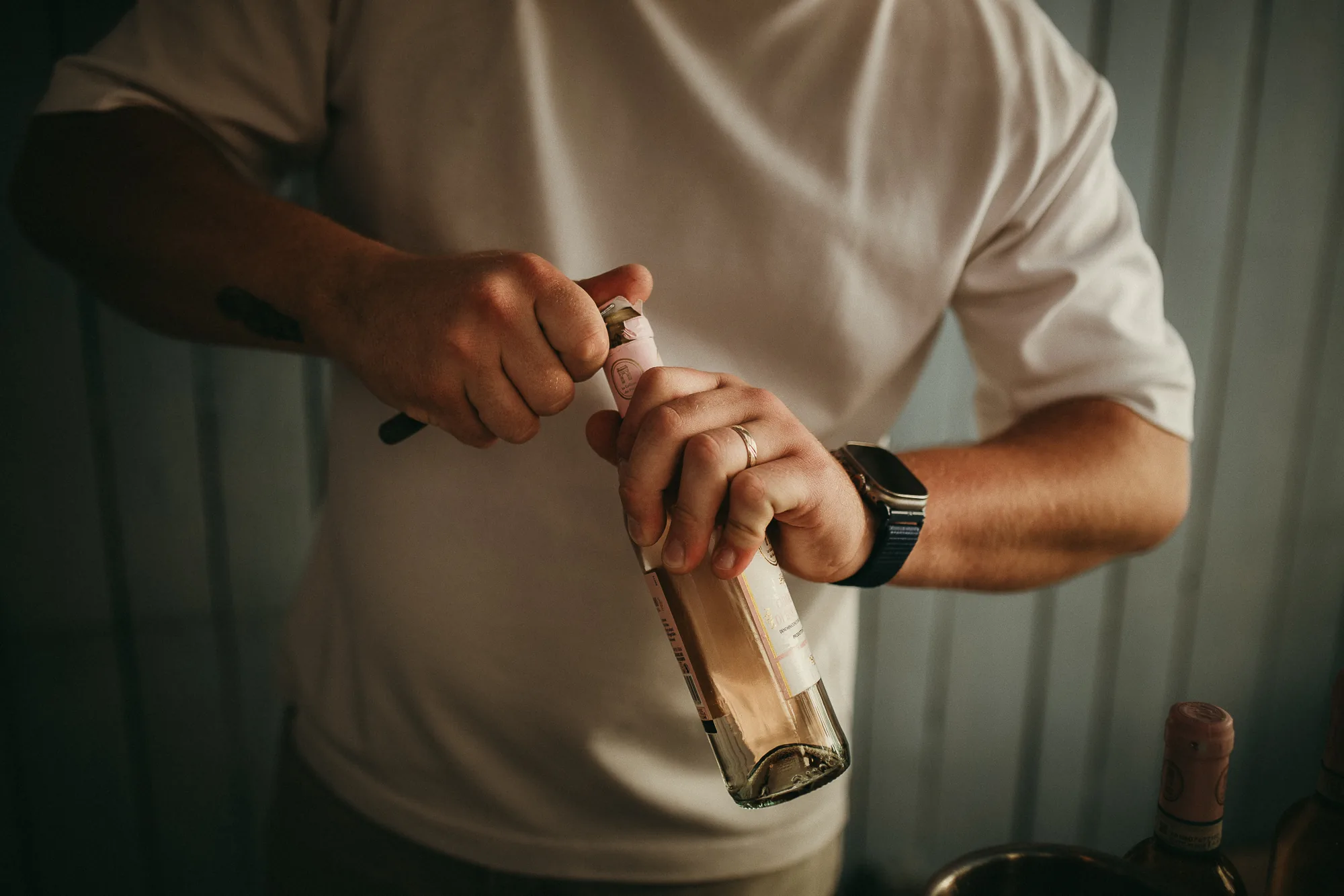 Ouverture de la bouteille pour trinquer après le mariage