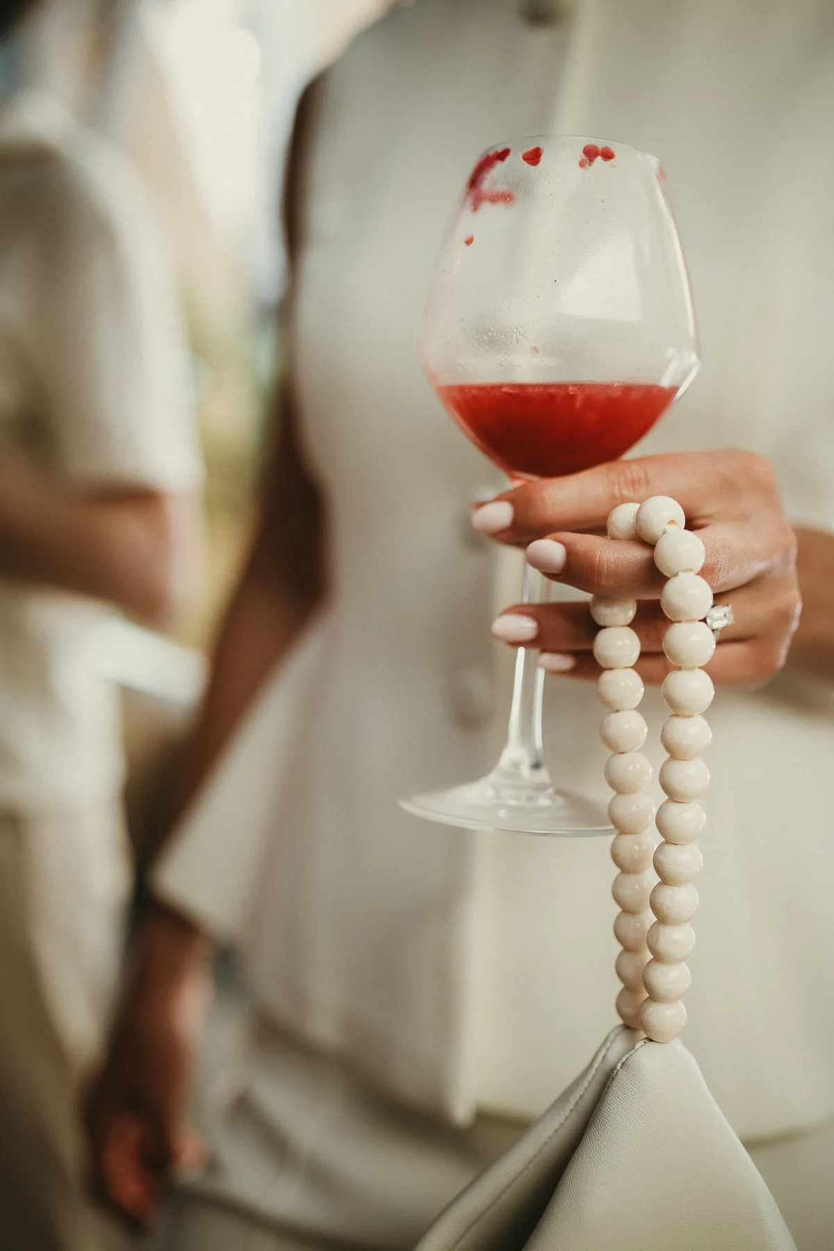 Verre de vin et bijou, détail après le mariage civil