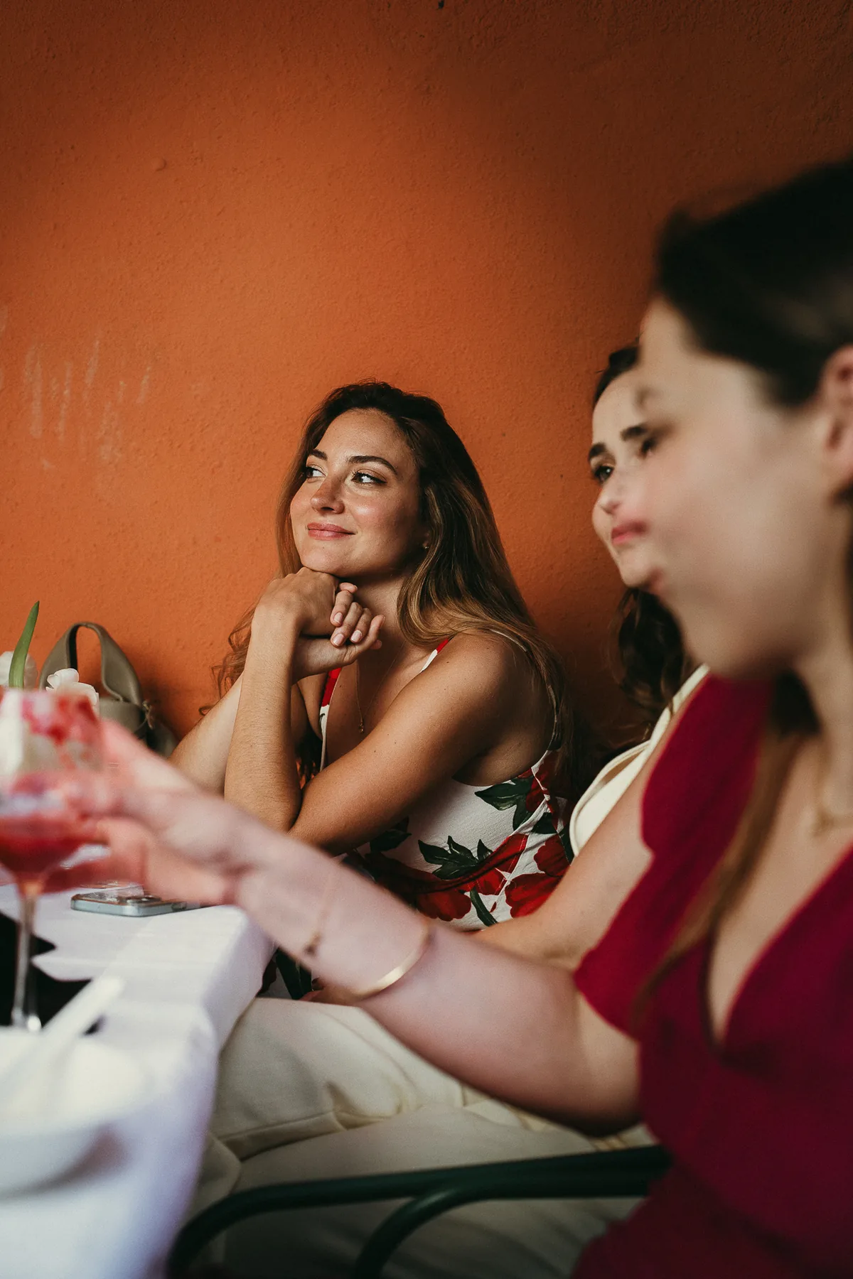 Conversation entre proches après la cérémonie