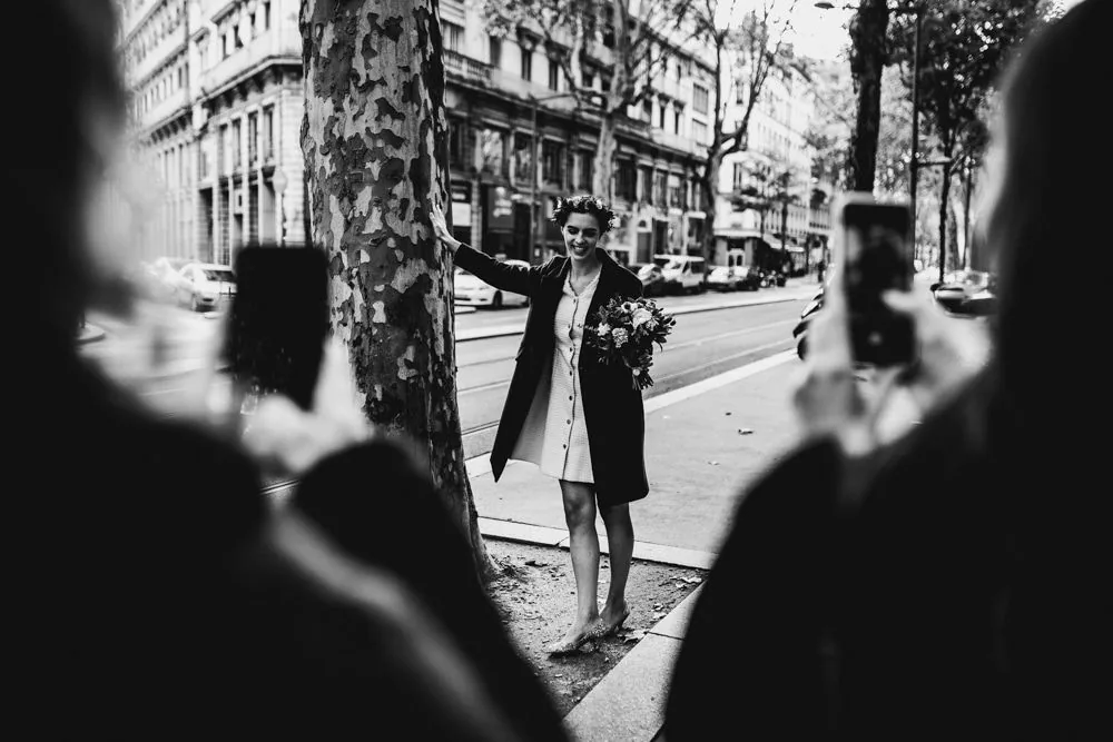 Invités qui se retrouvent avant la cérémonie civile · mairie du 3ème Lyon · photographe mariage civil
