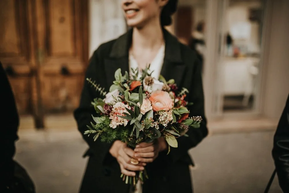 Portrait des mariés dans le couloir de la mairie du 3ème arrondissement de Lyon — mariage civil 2022