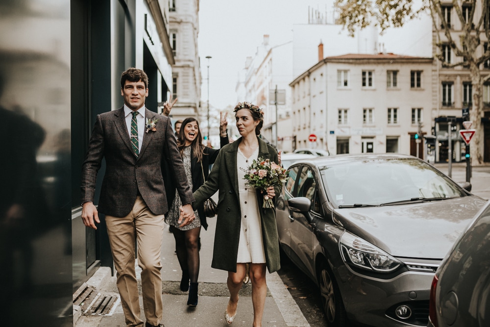 Attente dans le couloir de la mairie du 3ème Lyon — mariage civil C & M 2022 · ANtO photographe