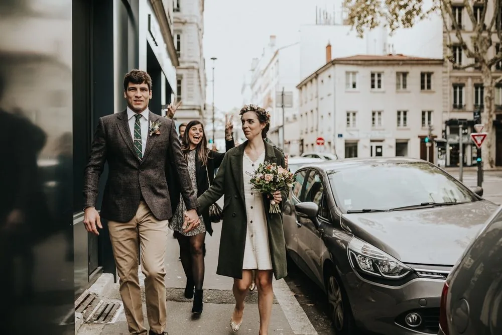 Attente dans le couloir de la mairie du 3ème Lyon — mariage civil C & M 2022
