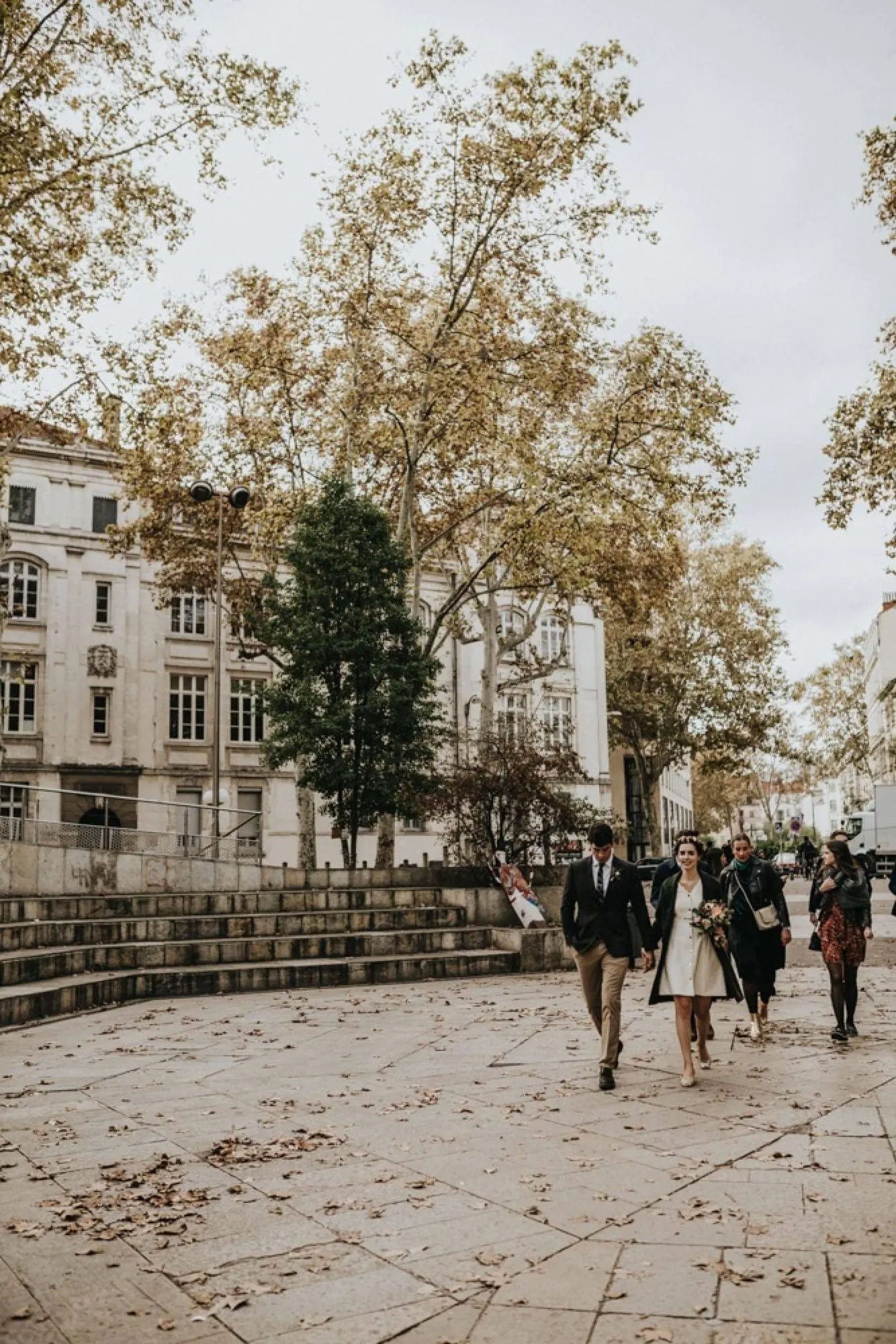 Mariés écoutant les mots de la cérémonie civile — mairie de Lyon · ANtO photographe mariage Auvergne