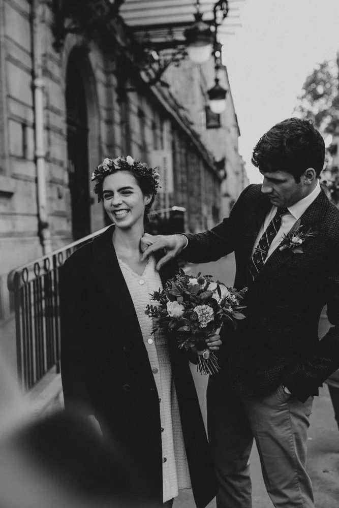 Invités émus pendant la cérémonie civile à la mairie de Lyon — reportage mariage civil