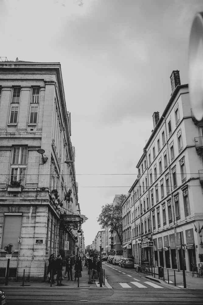 Joie et applaudissements lors de la cérémonie civile — mairie de Lyon · ANtO photographe mariage civil