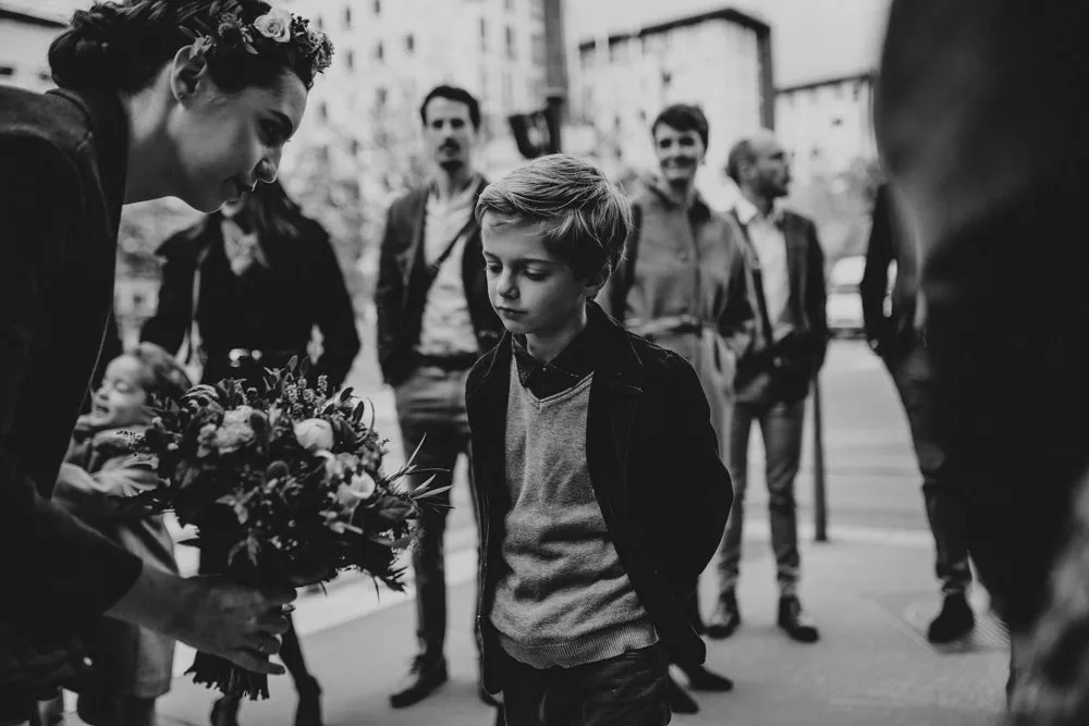 Moment intime lors de la cérémonie civile à la mairie de Lyon — mariage C & M