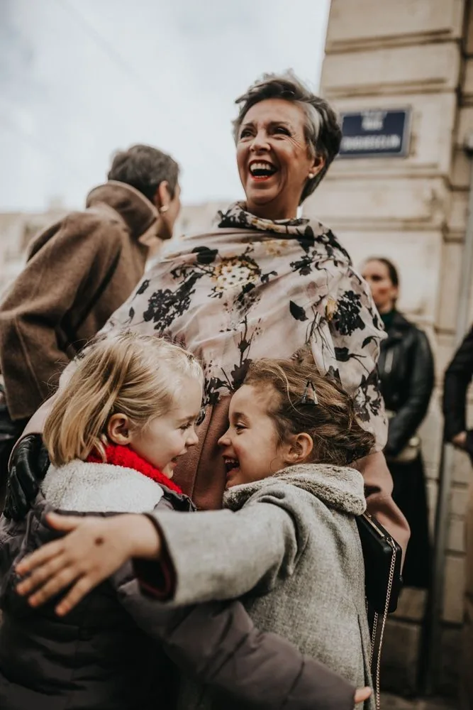 Confettis et célébration à la sortie de la mairie du 3ème Lyon — reportage mariage civil C & M 2022