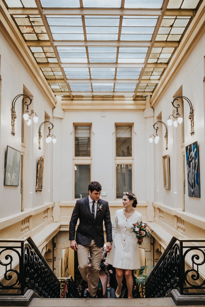 Portrait urbain des mariés dans les rues de Lyon après la cérémonie civile — C & M 2022 · ANtO photographe mariage Auvergne