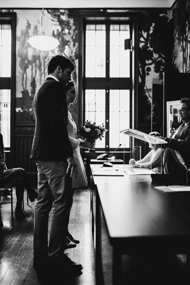 Balade romantique des mariés dans Lyon — C & M · photographe mariage civil