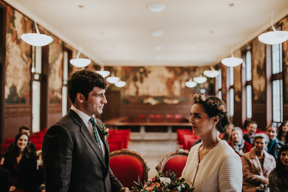 Complicité des mariés dans les rues de Lyon — mariage civil C & M 2022 · ANtO photographe Auvergne