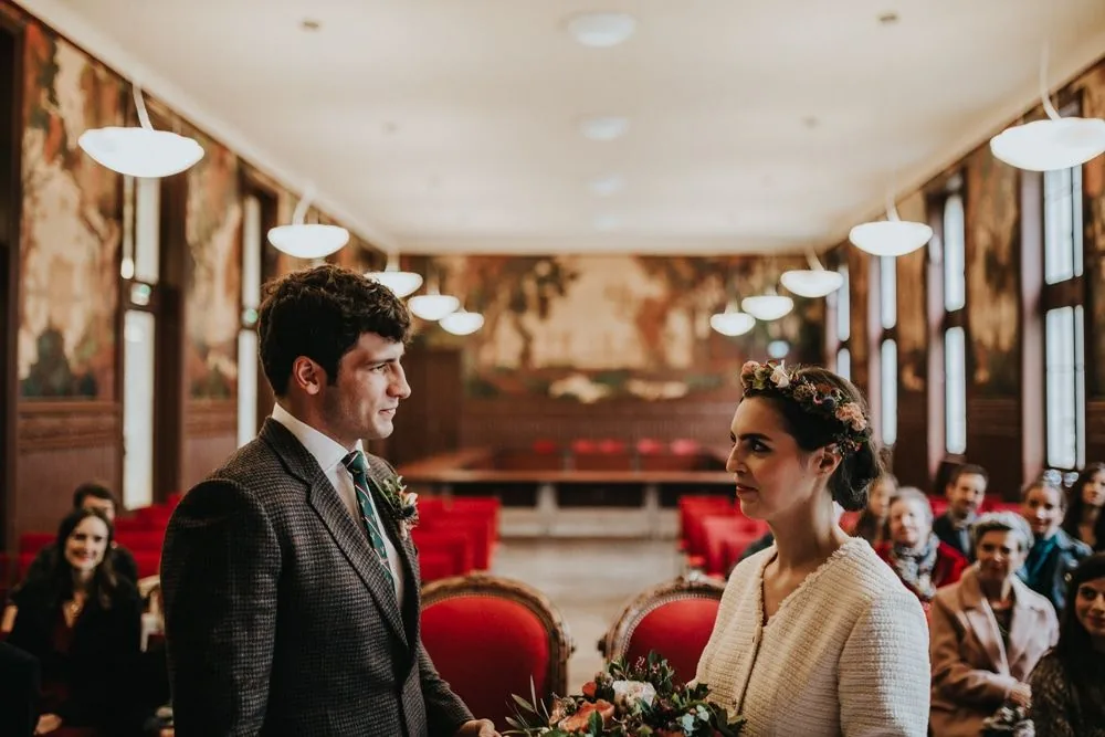 Complicité des mariés dans les rues de Lyon — mariage civil C & M 2022