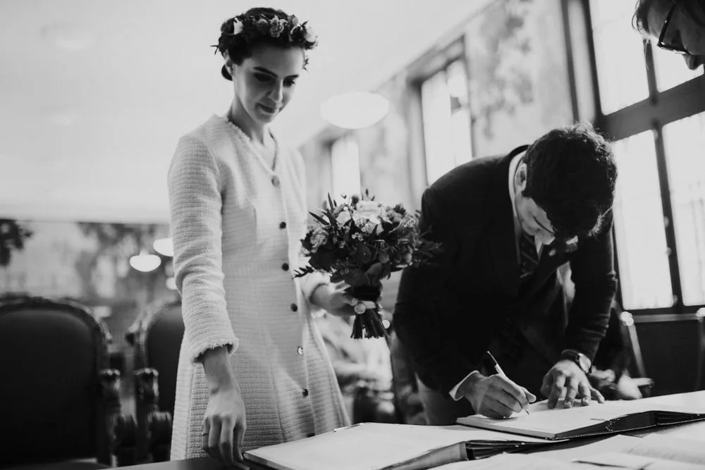 Lumière de Lyon filtrant entre les immeubles — portrait mariage civil C & M 2022