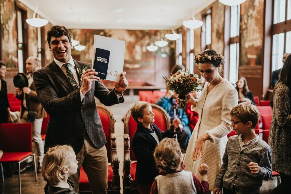 Invités en fête après la cérémonie civile Lyon — mariage C & M 2022