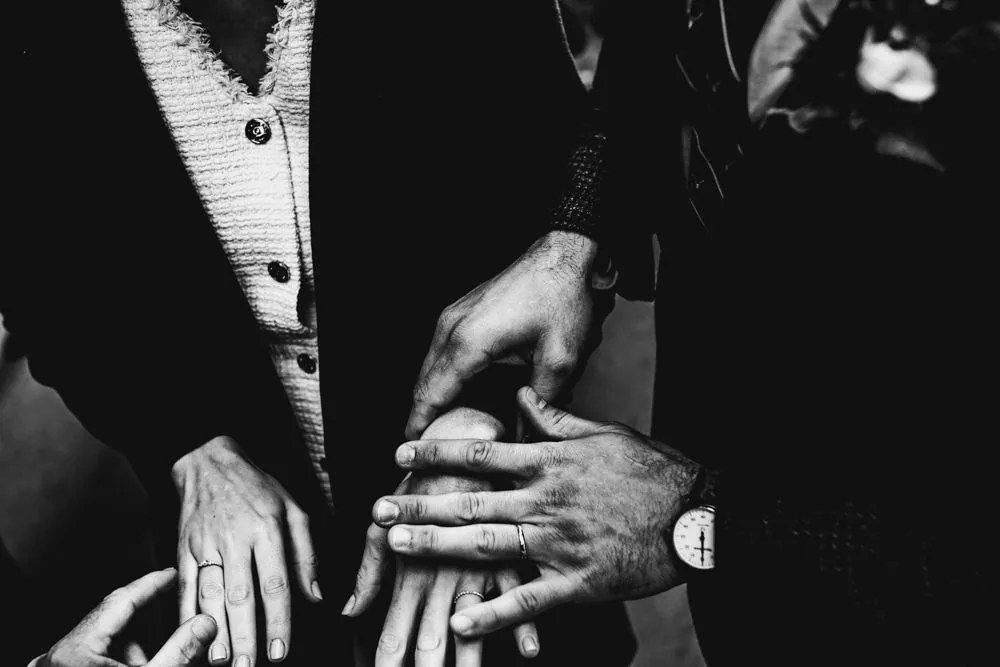 Moment de complicité entre les mariés dans Lyon — mariage civil C & M 2022